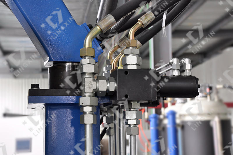 聚氨酯發(fā)泡機(jī)