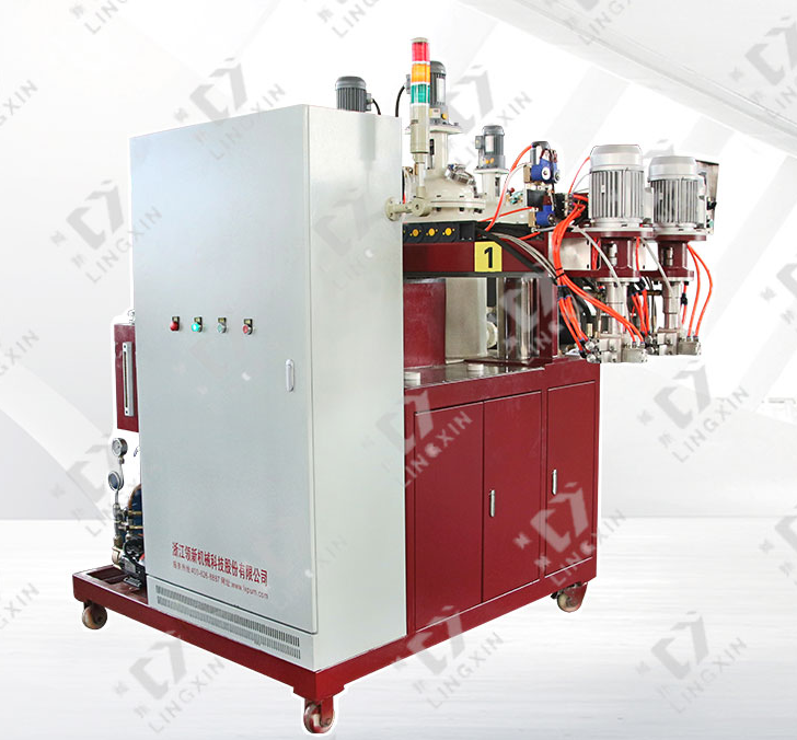 水箱聚氨酯模塊發(fā)泡機