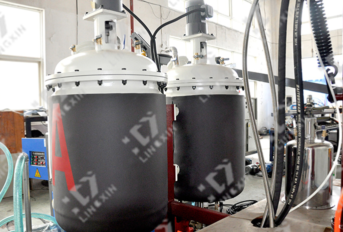 聚氨酯發(fā)泡機(jī)